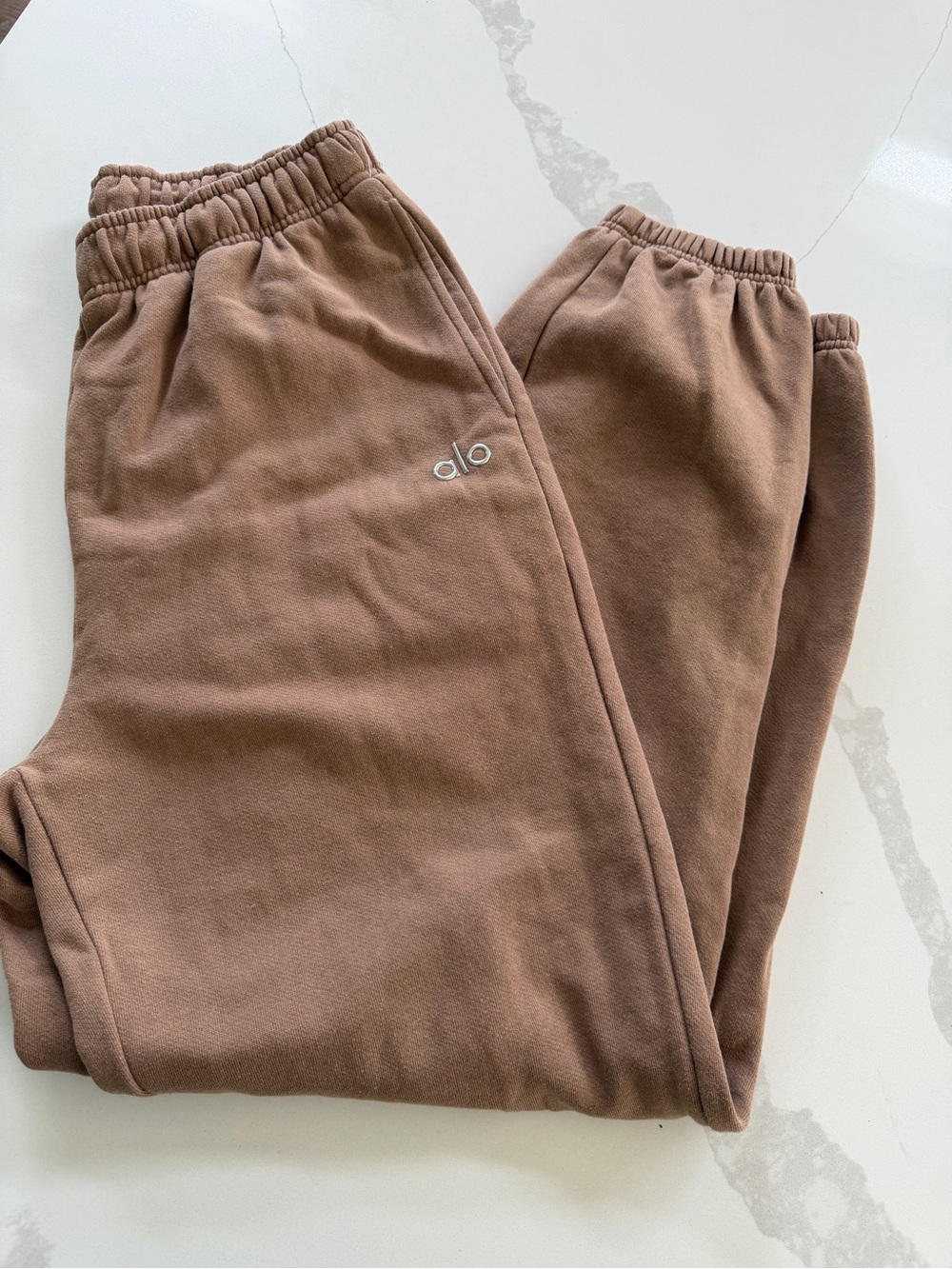 Alo Yoga Accolade Sweatpants in a brown Medium